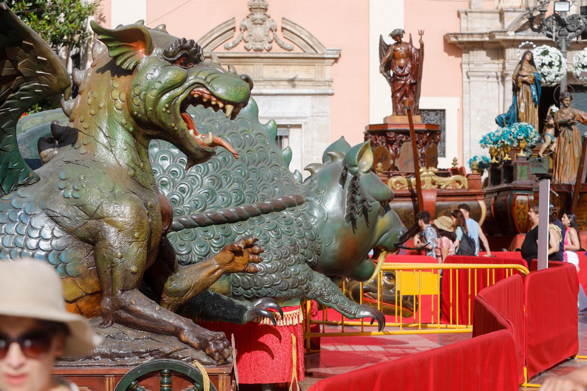 Sábado de Corpus: ambiente en la plaza, balcones y adornos florales