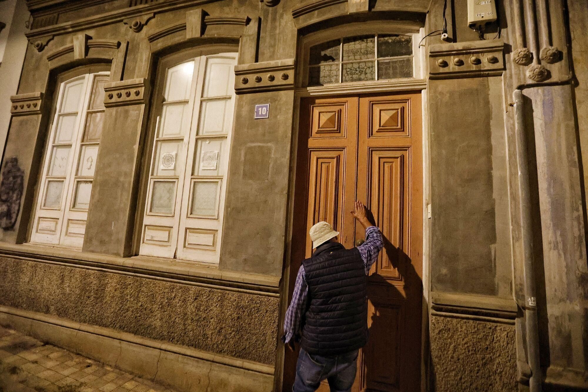 Cacerolada de los vecinos de El Toscal contra la inseguridad y la ocupación de viviendas
