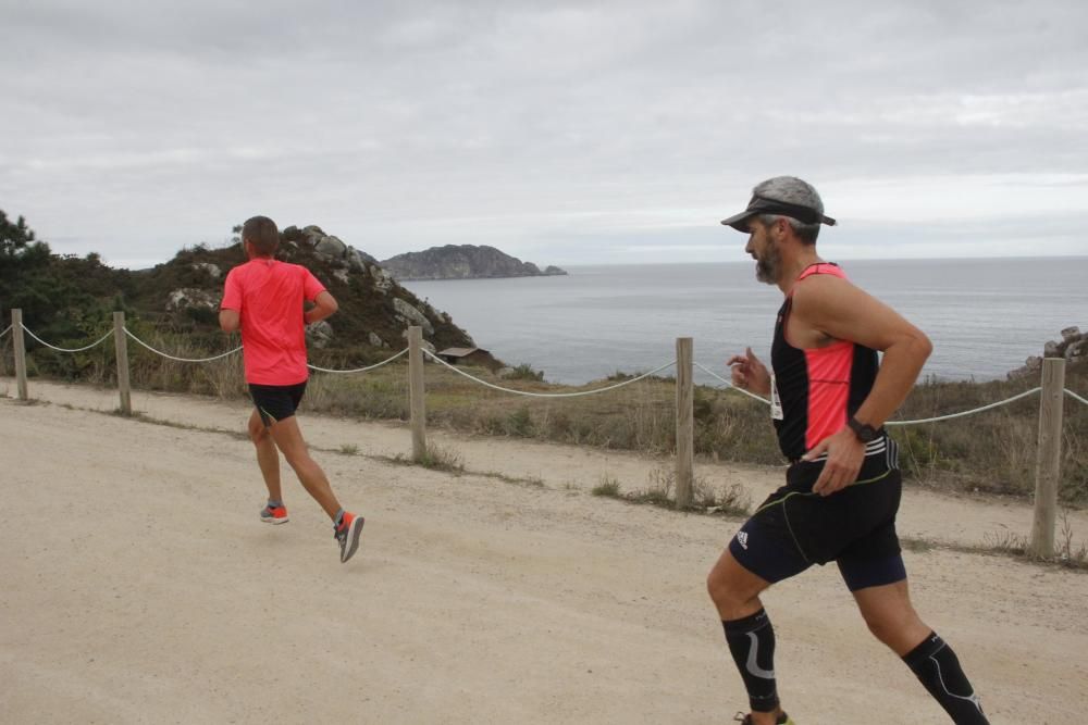 Más de medio millar de corredores completaron el espectacular y exigente recorrido de 21 kilómetros por la Costa da Vela de Cangas.