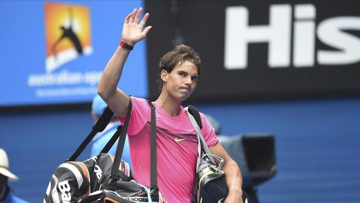 Nadal saluda al público australiano tras perder ante Berdych.