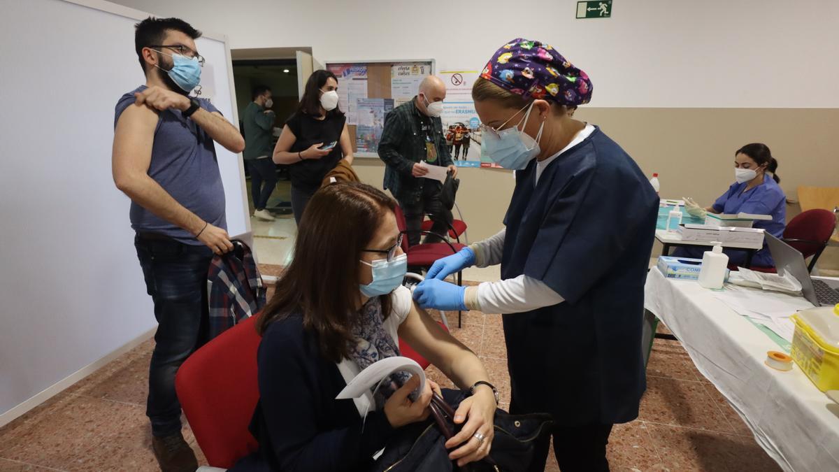 Vacunación de profesores en el Hospital Universitario de Badajoz.