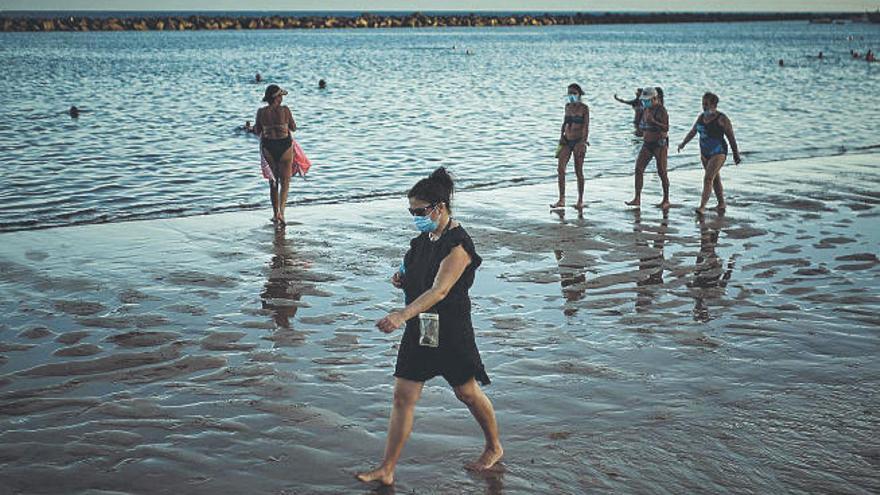 Algunos usuarios de la playa de Las Teresitas, en Santa Cruz de Tenerife.