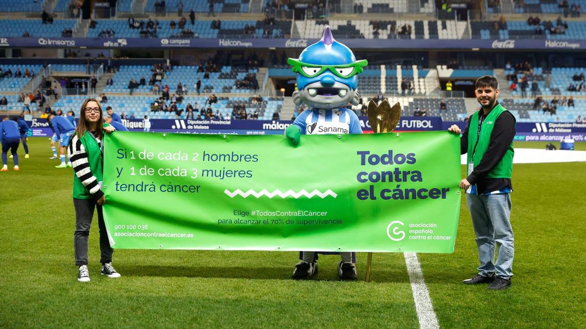 Pancarta de la AECC antes del partido contra el Oviedo.