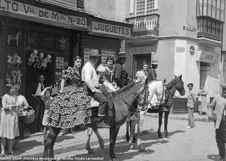 Caballistas con flamencas a la grupa en calle Bailén. 1935