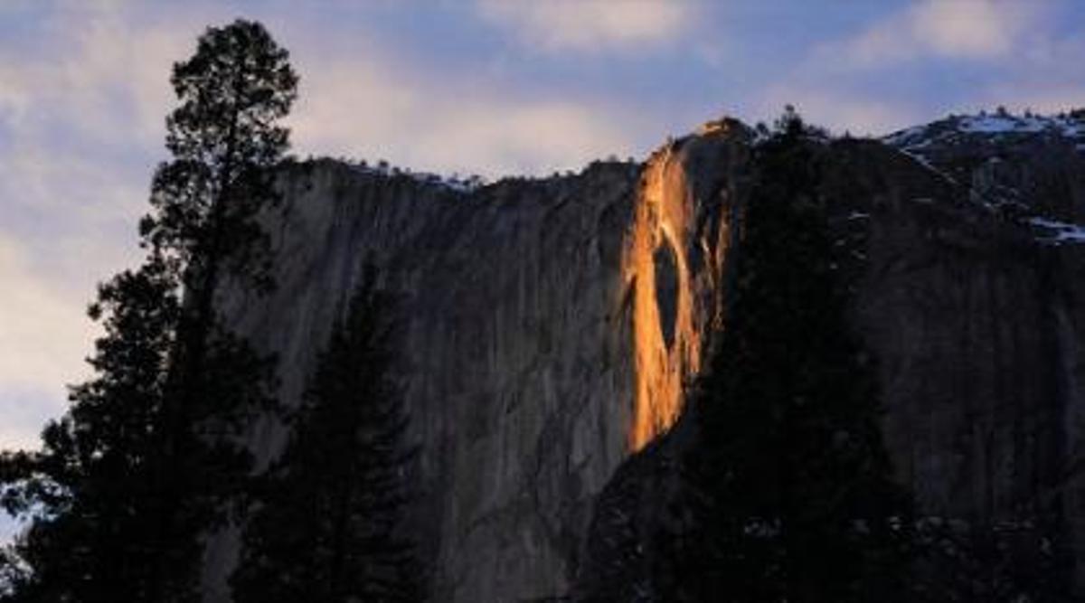 La cascada Cola de Caballo bañada por la luz del sol al atardecer, este sábado, en el Parque Nacional de Yosemite (Estados Unidos)
