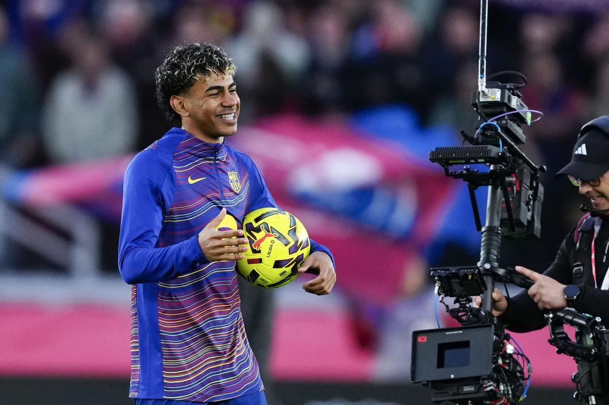Lamine Yamal, seguido por una cámara de televisión, con el balón de su primer triplete con el Barça.