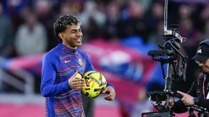 Lamine Yamal, seguido por una cámara de televisión, con el balón de su primer triplete con el Barça. 