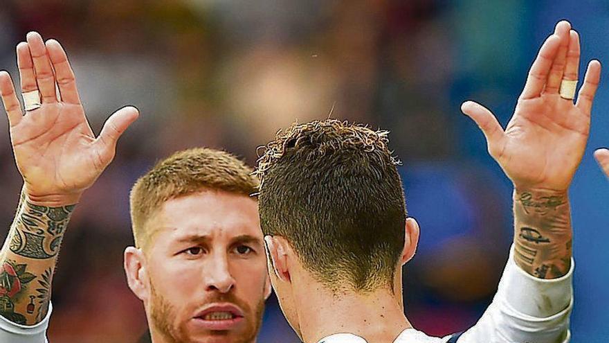 Sergio Ramos felicita a Cristiano Ronaldo tras uno de sus dos goles.