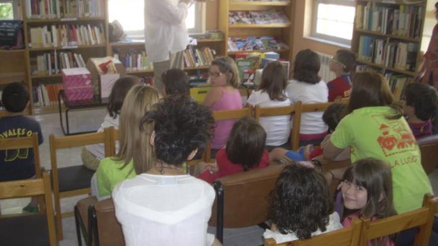 Varios niños, en una actividad celebrada en la biblioteca de Morales del Vino.