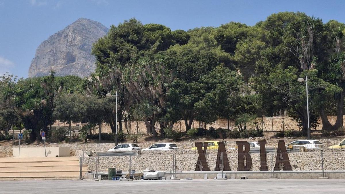 El topónimo, en hierro y subrayando el acento xabiero de esta preciosa perspectiva: muros de mampostería, la arboleda del parque Montaner y el Montgó