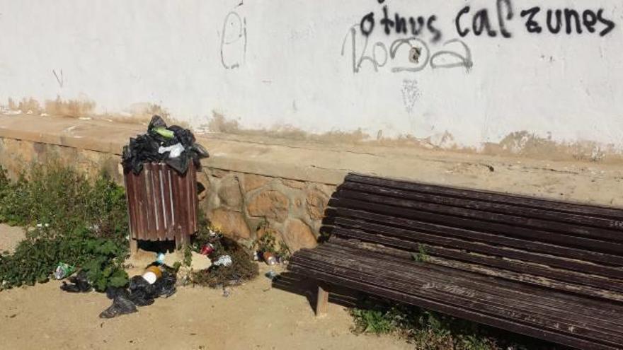 Suciedad y pintadas al final del Malecón de la Encantá.