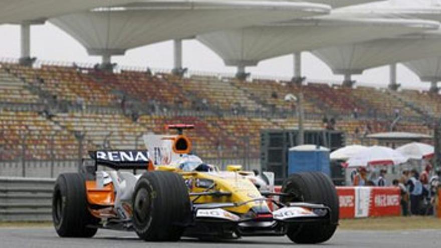 Hamilton logra la &#039;pole&#039; y Alonso saldrá cuarto mañana en Shangái