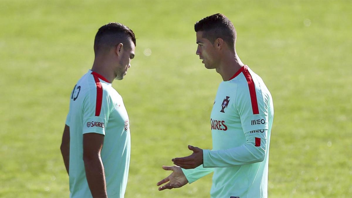 Pepe y Cristiano Ronaldo durante un entrenamiento de la selección de Portugal