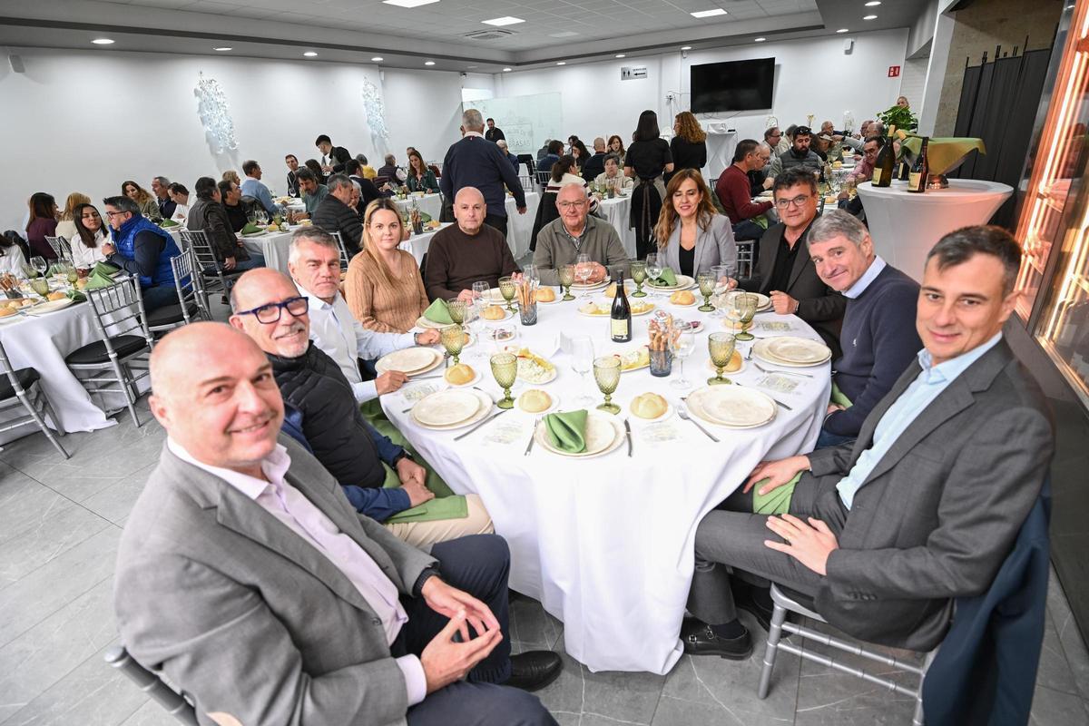 Andrés Martínez, gerente territorial de Veolia Alicante sur; Manolo Ortuño, gabinete de Comunicación del Ayuntamiento de Orihuela; Nacho Iranzo,  gerente de Aliaudit; Emily Hood, comercial de Vega Fibra;  Ángel Pic, gerente de Vega Fibra; Antonio Ángel Hurtado, presidente de la Asociación Alcachofa Vega Baja del Segura; Sofía Álvarez, agencia de viajes  Dor2doorspain S.L; Toni Cabot, director de INFORMACIÓN; Pepe Vegara, alcalde de Orihuela y Jordi Azorín, director de territorial de Veolia Comunidad Valenciana.
