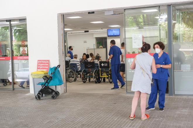Espera en la calle de los familiares de pacientes en Urgencias del Hospital de Sant Joan