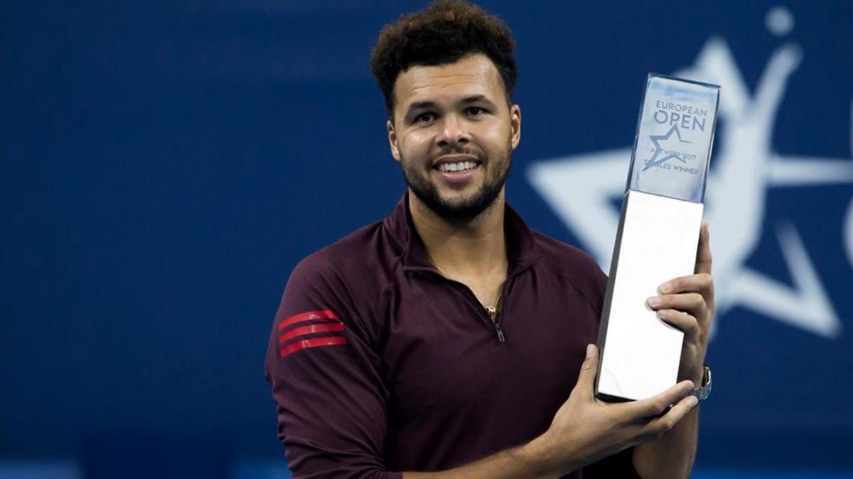 Jo-Wilfried Tsonga, con el trofeo de campeón de Amberes