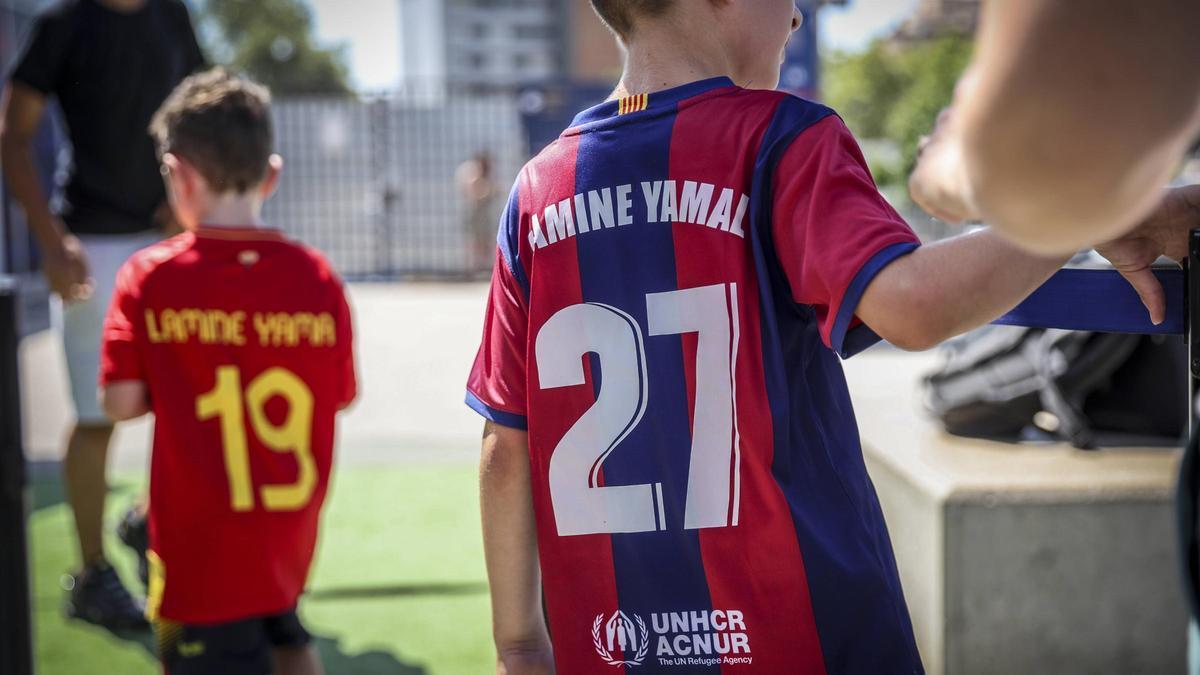 Dos niños, con las camisetas de Lamine Yamal en la selección española y el FC Barcelona, antes de la presentación de la nueva equipación azulgrana.