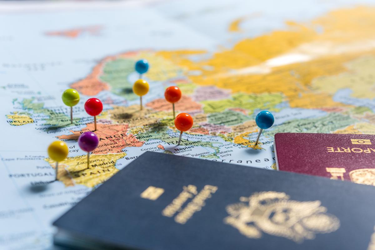 Pasaportes sobre un mapa