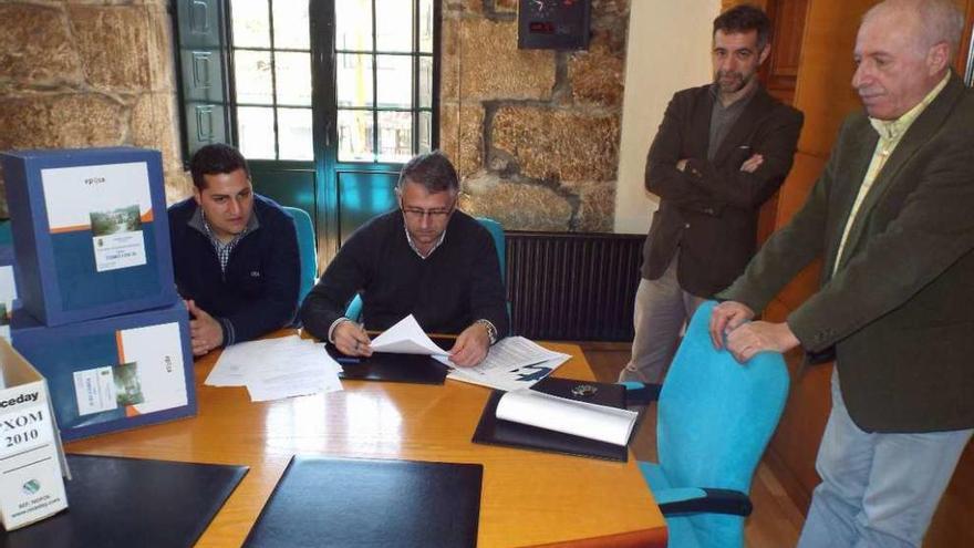 Manuel Cuiña y Klaus Brey revisan el informe junto al interventor y un técnico de la firma Eptisa.