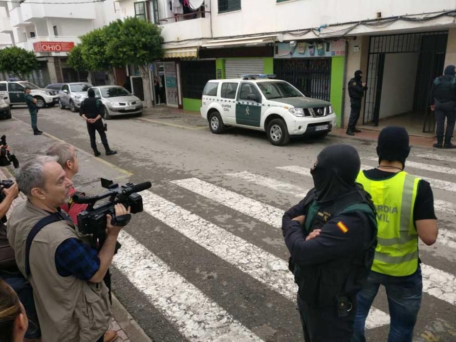 Agentes durante el registro de la primera de las viviendas en la calle Cervantes.