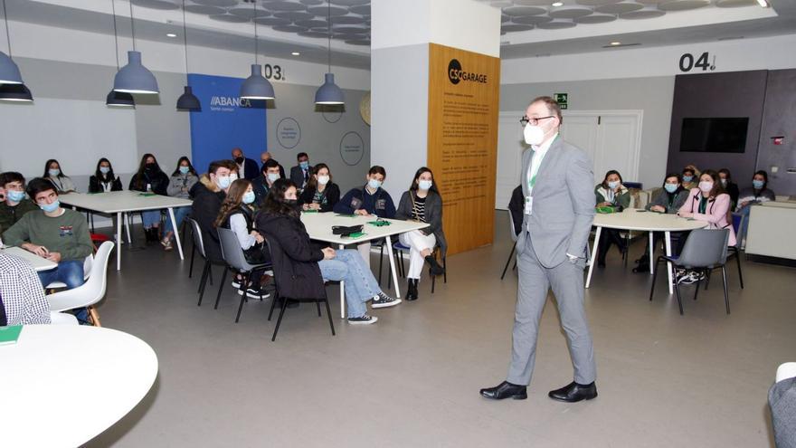 Los jóvenes atienden a  uno de los conferenciantes.