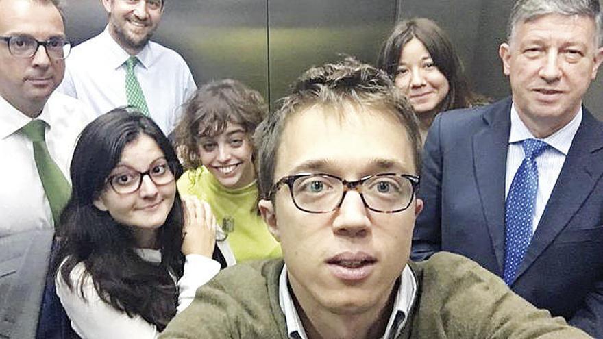 &quot;Selfie&quot; de Errejón encerrado en un ascensor del Congreso.