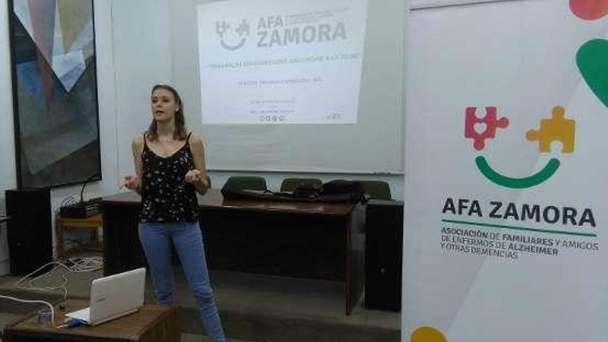 Ester Delgado imparte la charla organizada por AFA.