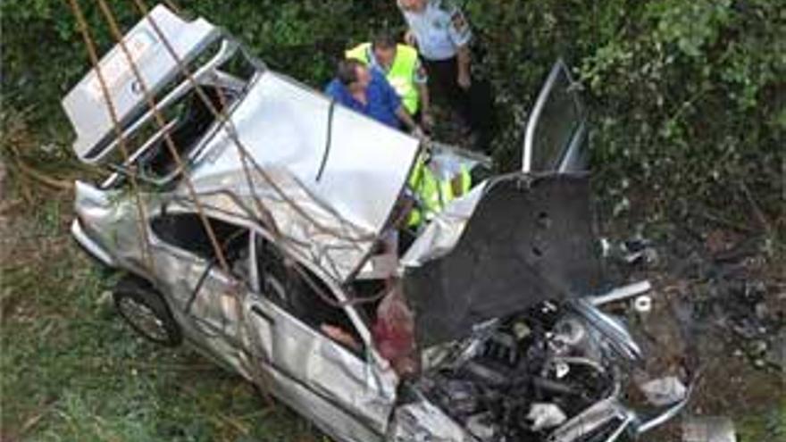 Fallecen tres jóvenes al caer con el coche por un puente de Badajoz