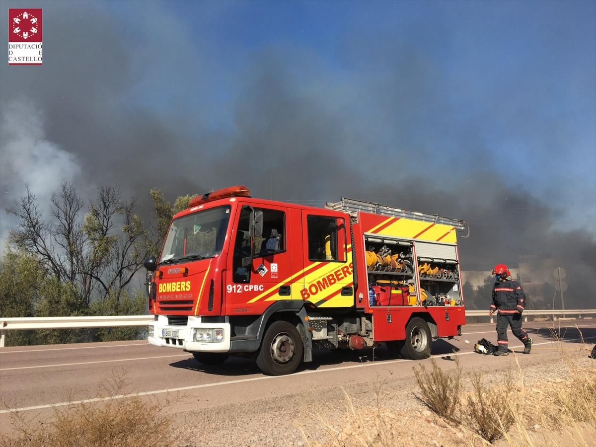 Incendio tras caer un camión por un barranco en l'Alcora