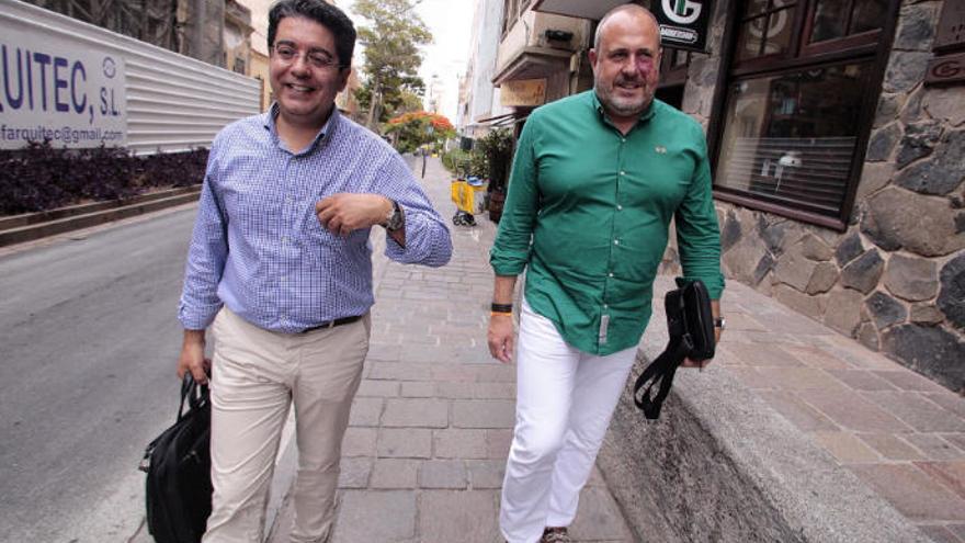 Pedro Martín (izquierda) y Enrique Arriaga, a su salida del restaurante Los Tres Teniques.