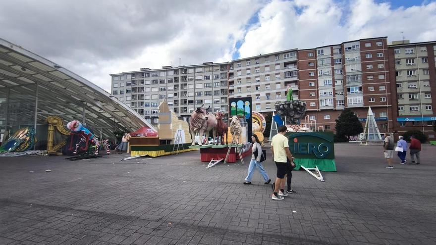 El último maqueo de las carrozas de Oviedo, tras "seis meses de trabajo"