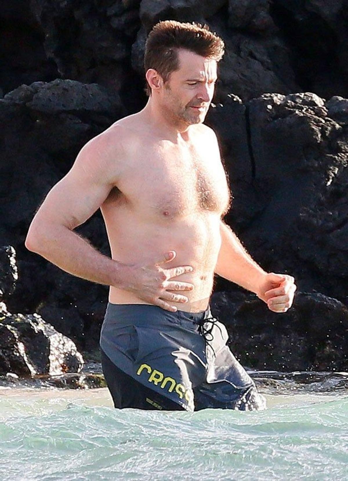 Hugh Jackman se mete en el agua pero, parece que está un poco fría