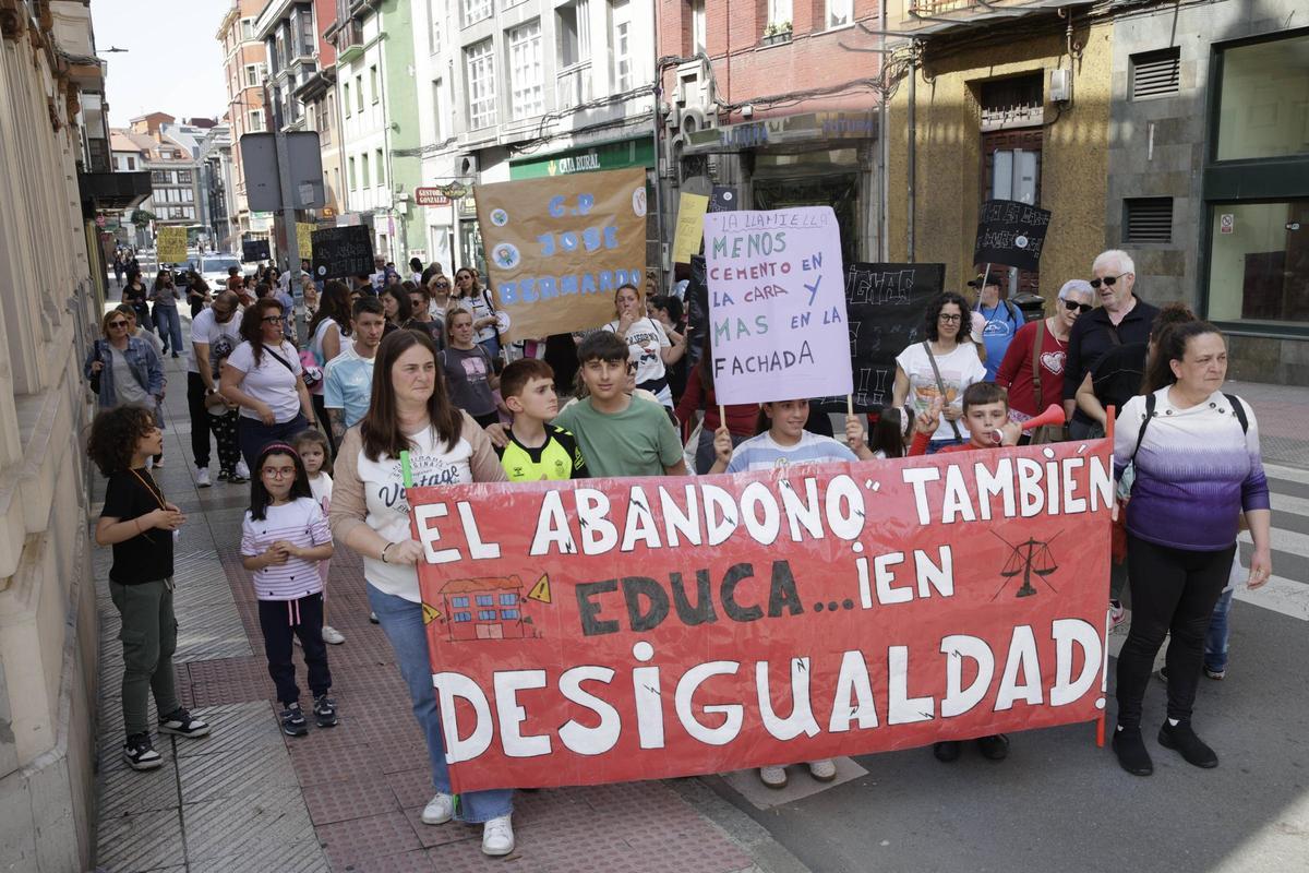 Manifestación de las asociaciones de madres y padres de cuatro colegios ante en Ayuntamiento de Langreo
