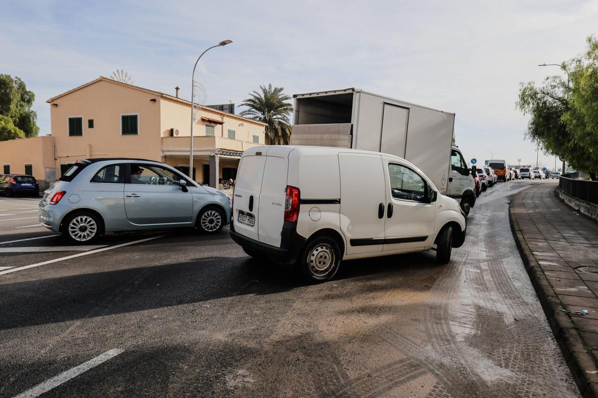 Cortan el tráfico desde la rotonda de Can Blau a la calle Manacor por la avería de una tubería