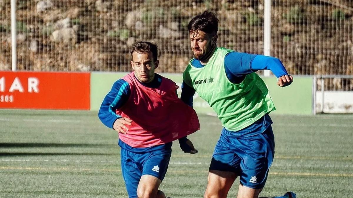 Jugadores del Atzeneta preparándose para el encuentro.