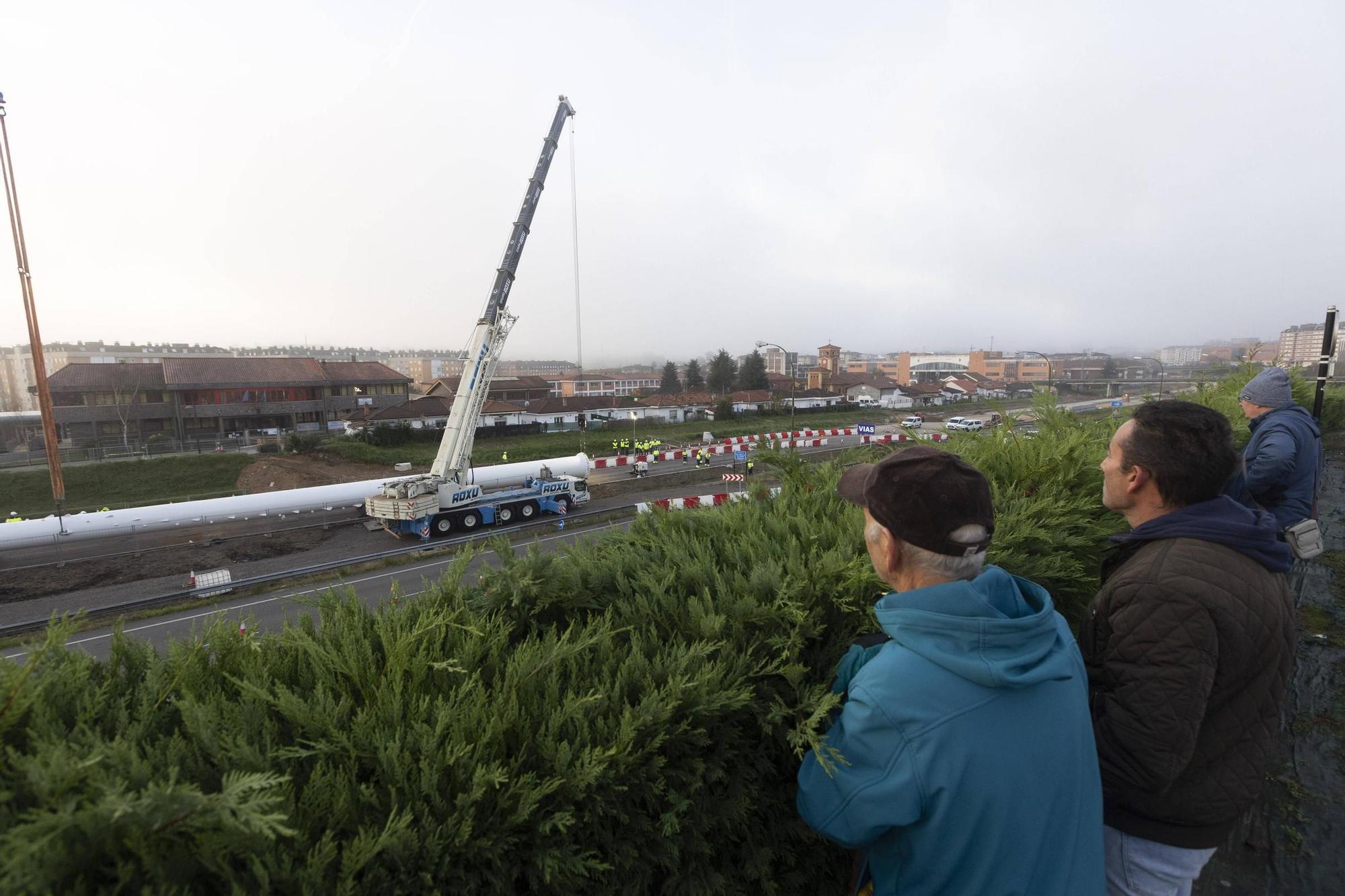 EN IMÁGENES: Así fue la instalación del mástil de 55 metros en las obras de la entrada de Oviedo