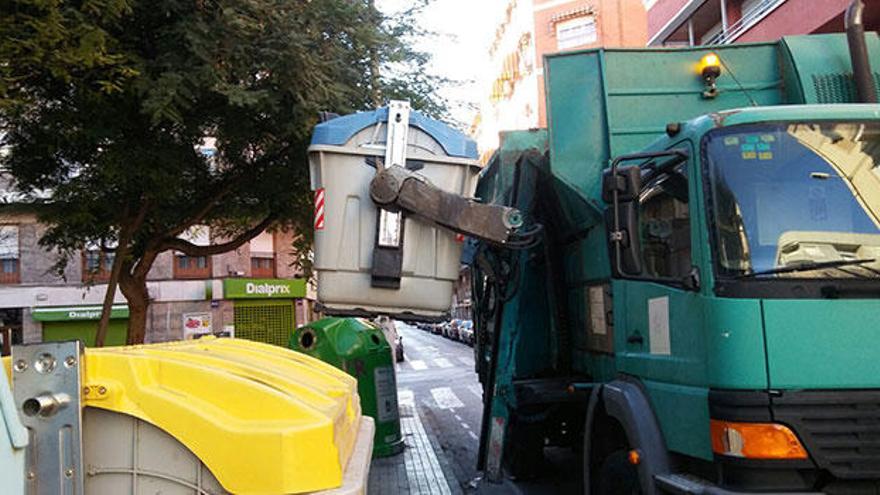 Urbaser dispone de una flota de camiones específicos para la recogida de residuos en Elche