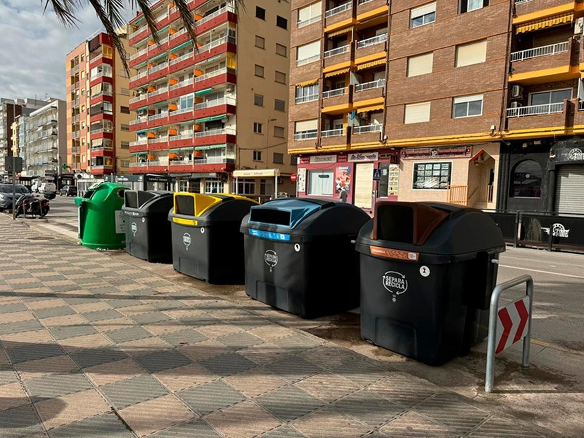Batería de contendores en el Port de Sagunt.