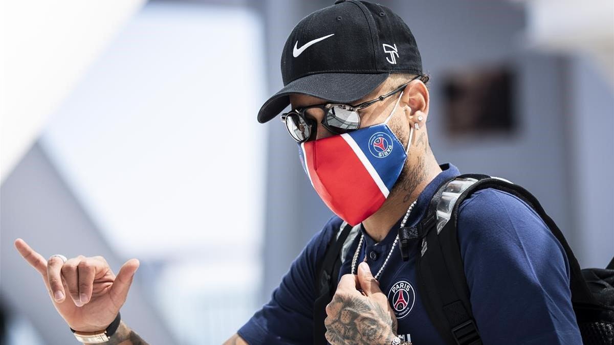 Neymar deja el hotel de Lisboa el día después de perder la final de la Champions ante el Bayern Múnich