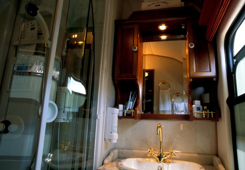 El baño ofrece todas las comodidades para que el viajero se sienta como en casa.