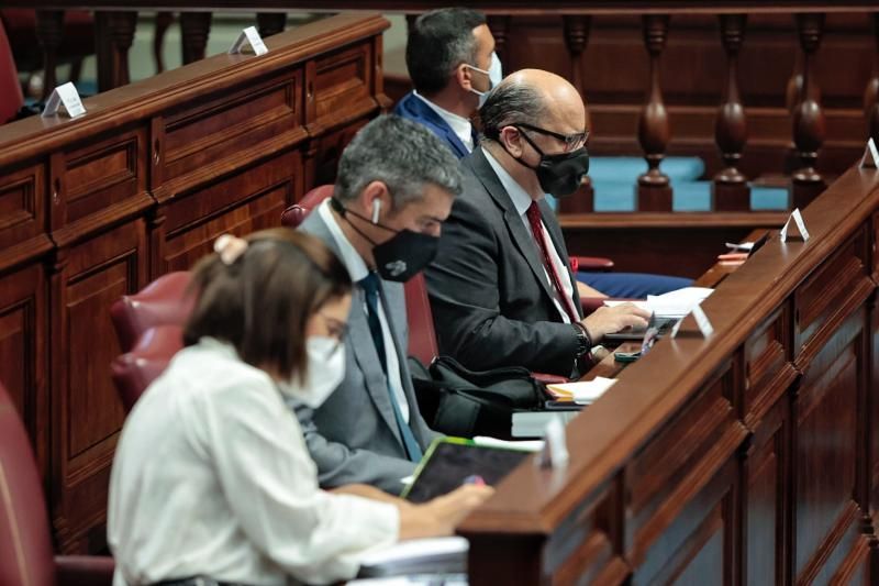 Pleno en el Parlamento de Canarias