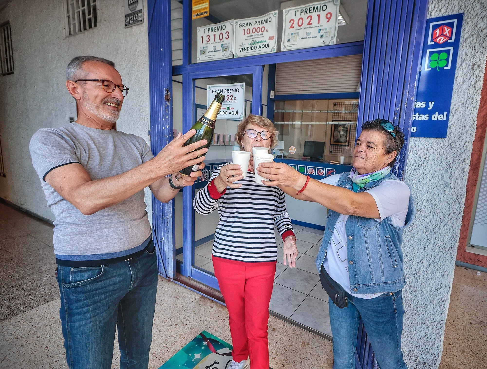 Celebración en varias administraciones de Tenerife por el Sorteo del Niño