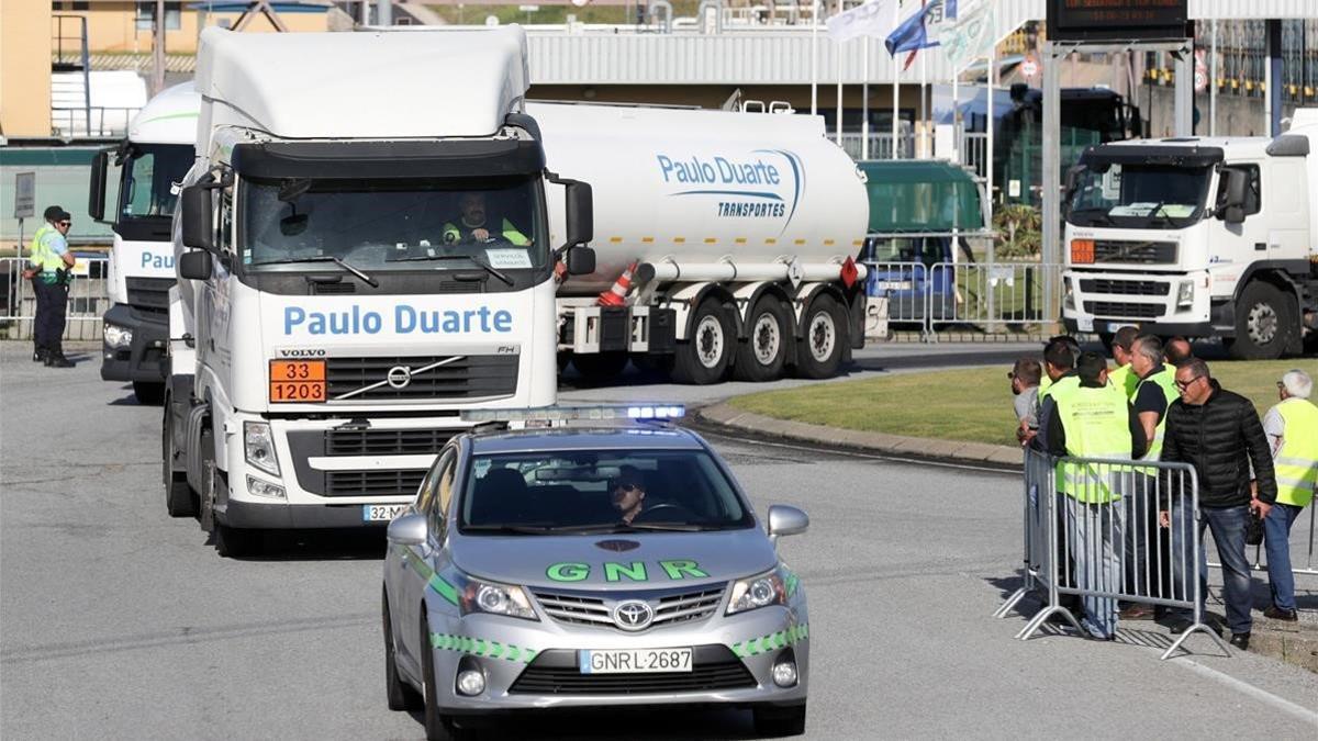 La Gendarmería lusa escolta camiones cargados de combustible, durante la segunda jornada de huelga de transportistas de mercancías peligrosas, el pasado martes, en Lisboa.