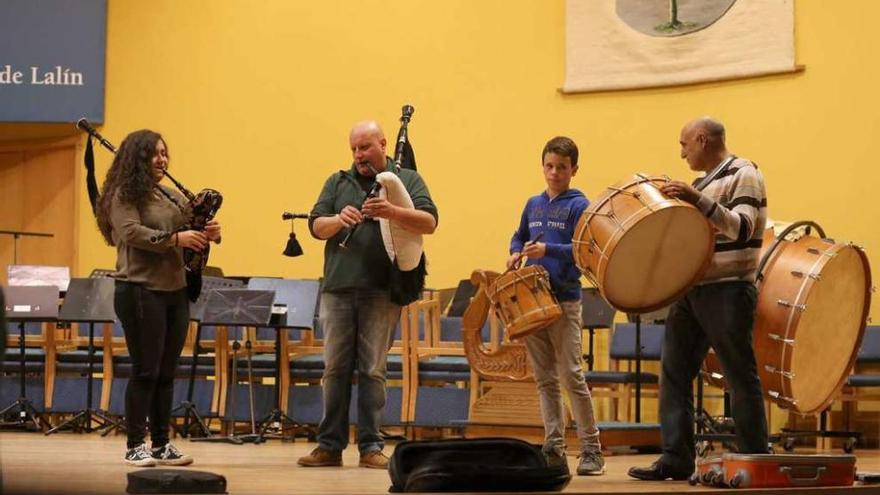 Campos e Vilela xunto con dous alumnos da escola, onte no auditorio de Lalín. // Bernabé/Gutier