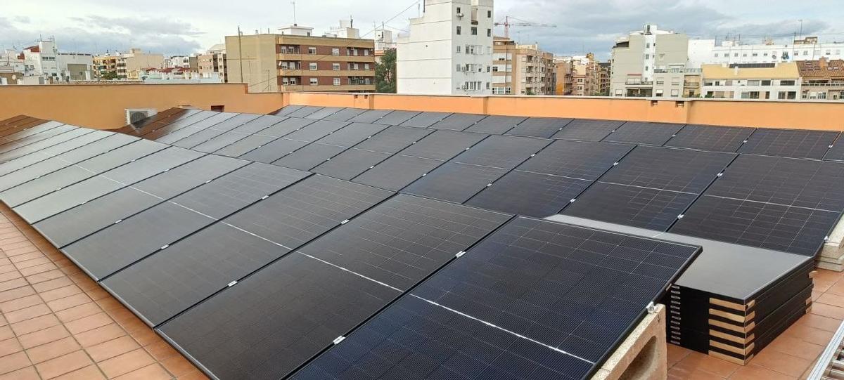 Placas solares en una cubierta