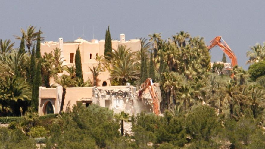 Dos palas excavadoras durante el derribo de la mansión de Cretu en Santa Agnès, en mayo de 2009. | VICENT MARÍ