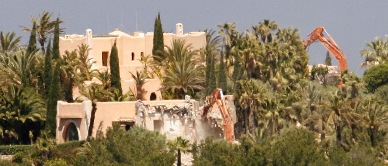 Obras de derribo de la mansión de Michel Cretu en Santa Agnès, en mayo de 2009. | VICENT MARÍ