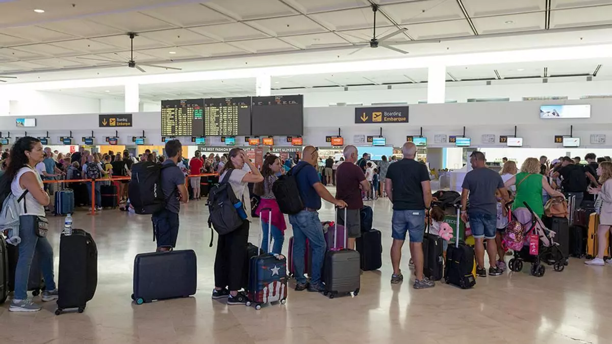 Una agencia de viajes estafa 100.000 euros en billetes falsos: hay 68 afectados y un empresario fugado