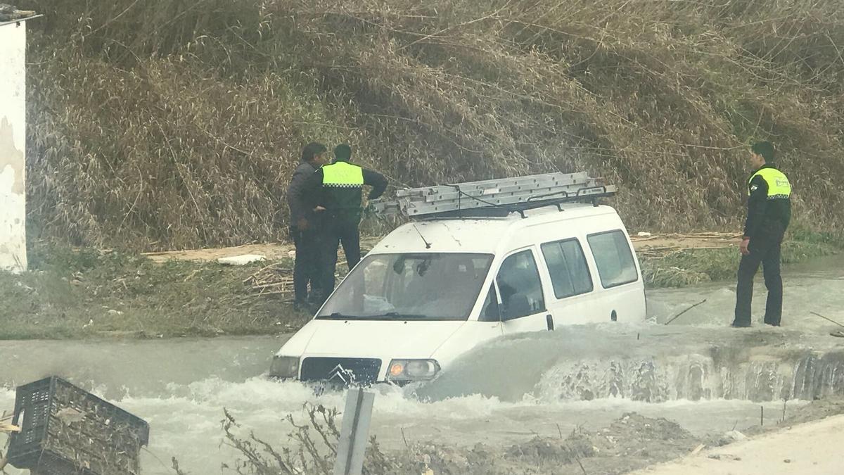 Imagen de archivo de un coche atrapado en la crecida del río Cabra, para cuya restauración ambiental e integración urbana hay prevista una inversión de 4 millones.