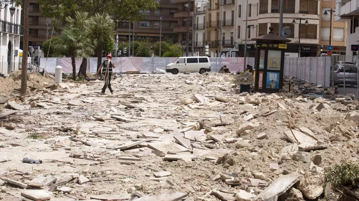 Paralizan las obras de la plaza de la Concepció de Ontinyent hasta el próximo martes por la presencia de amianto